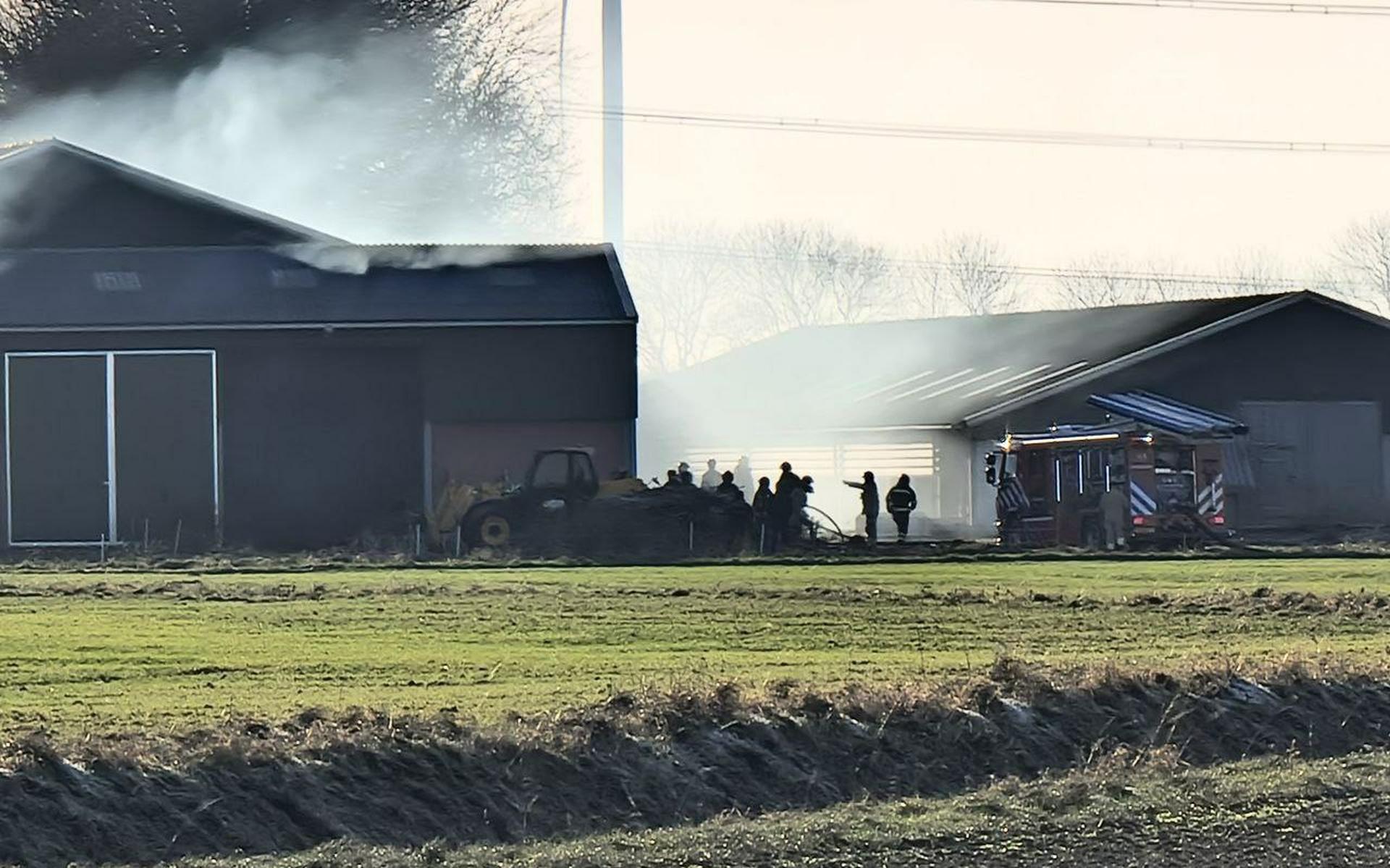 Er komt rook onder het dak vandaan bij de schuur in Scheemda.