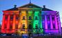 Het stadhuis van Groningen in de regenboogkleuren, uit protest tegen de anti-homowet in Hongarije.