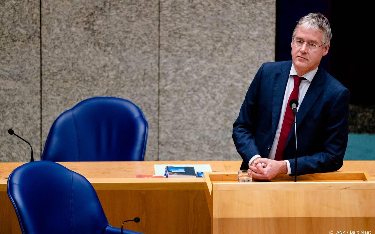 Minister Slob vindt antihomoverklaring scholen toch 'een brug te ver'. Minister Slob vindt antihomoverklaring scholen toch 'een brug te ver'.