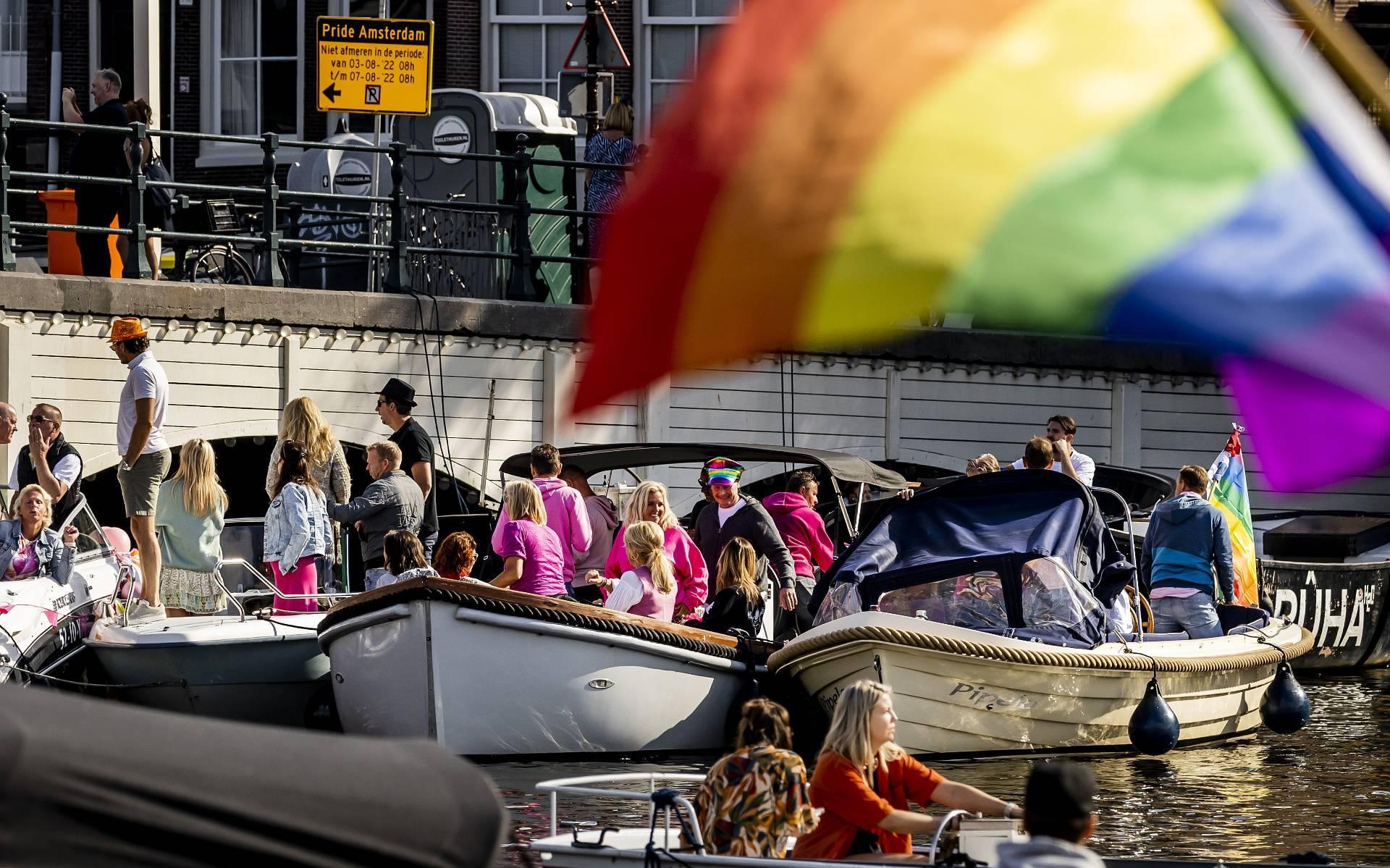 Zo'n 66 ton afval opgeruimd in centrum Amsterdam na Canal Parade - Dagblad van het Noorden