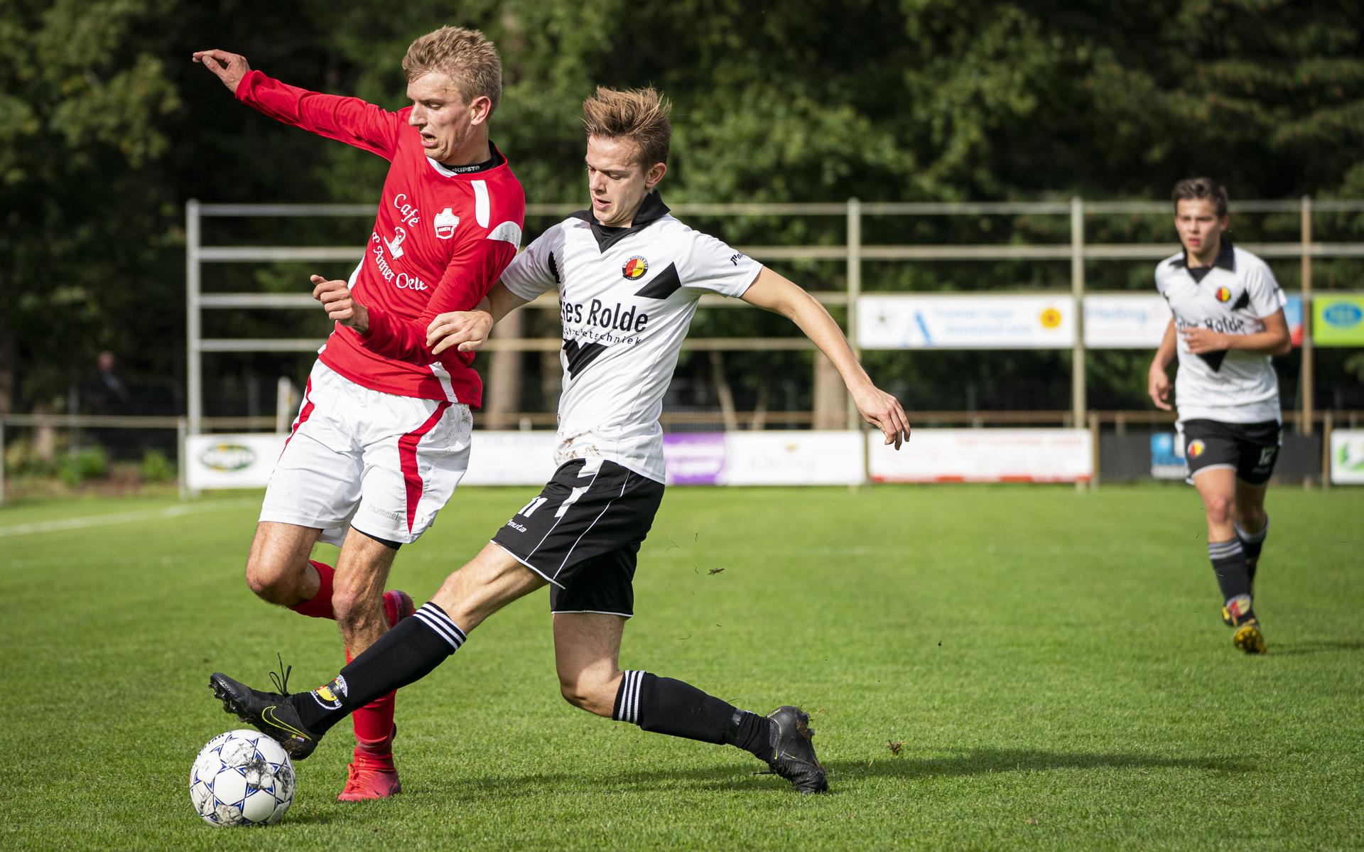 Een fragment uit het duel Rolder Boys-Annen. Jaap Jan Mulder en Steijn Bloembergen strijden om de bal.
