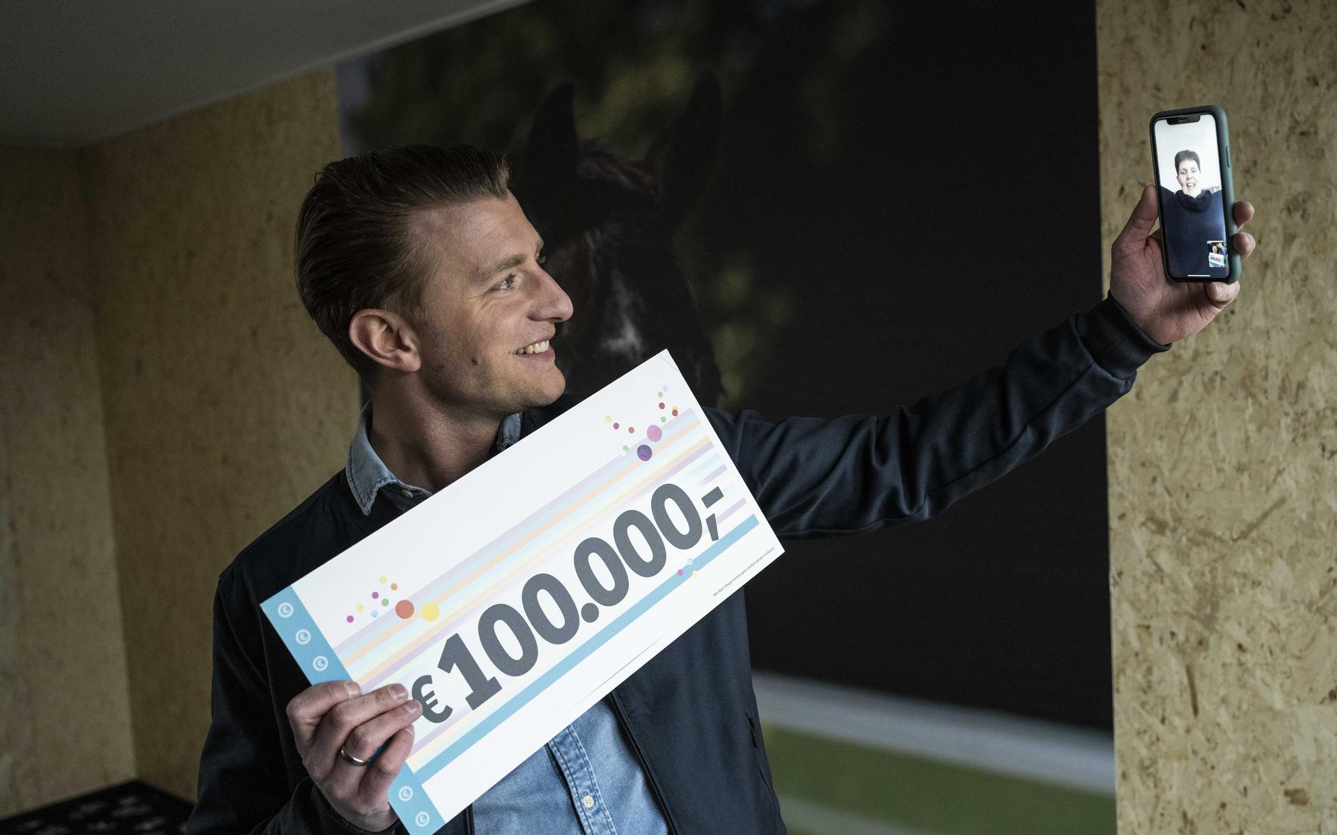 Ans (53) uit Westerbork wint 100.000 euro in de Vriendenloterij. 'Daar kan ik wel een reisje mee mak