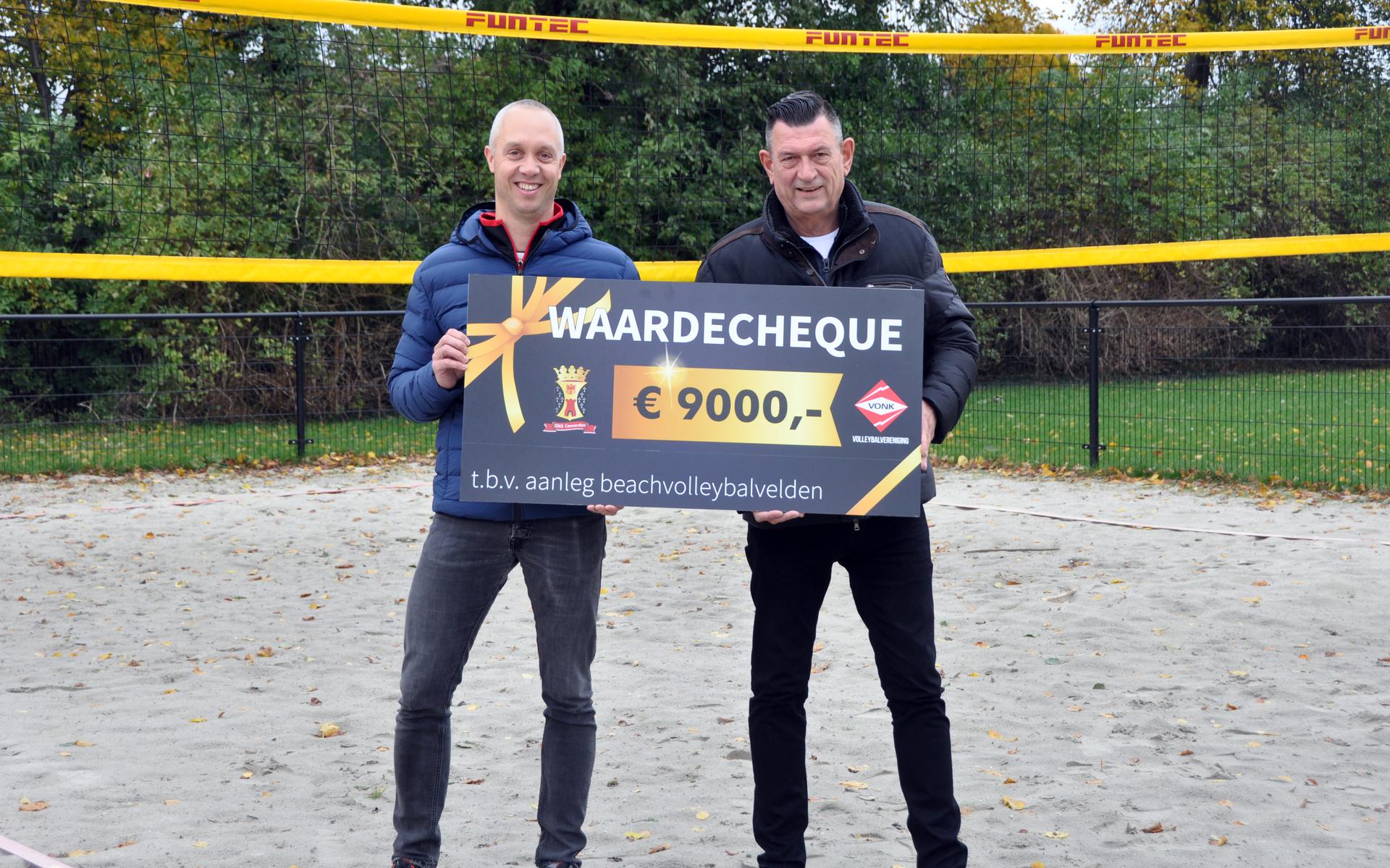 Voorzitter Ruud Kok (rechts) van stichting Ons Coevorden overhandigde zaterdagmiddag een cheque ter waarde van 9.000 euro aan voorzitter Rolf van der Veen van Volleybalvereniging Vonk.