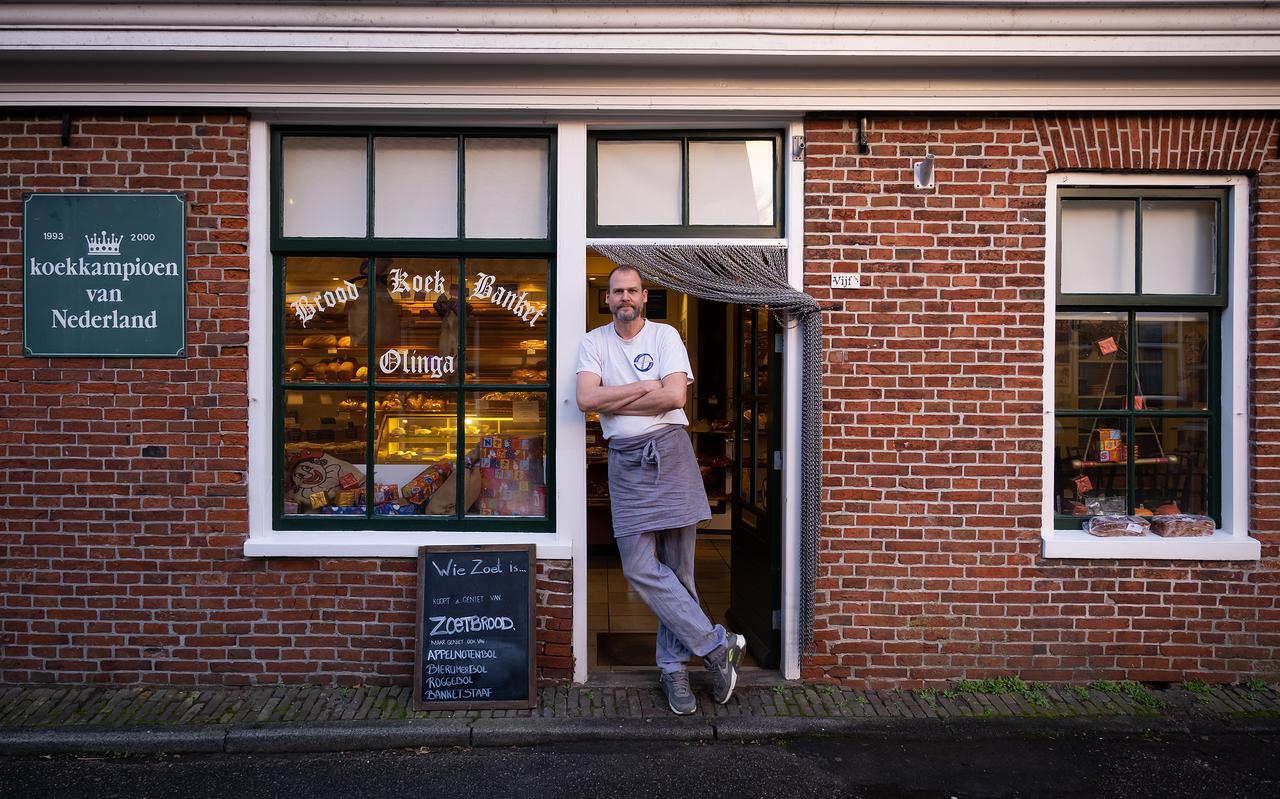 Bakker Martijn Olinga voor zijn winkel in Bierum.
