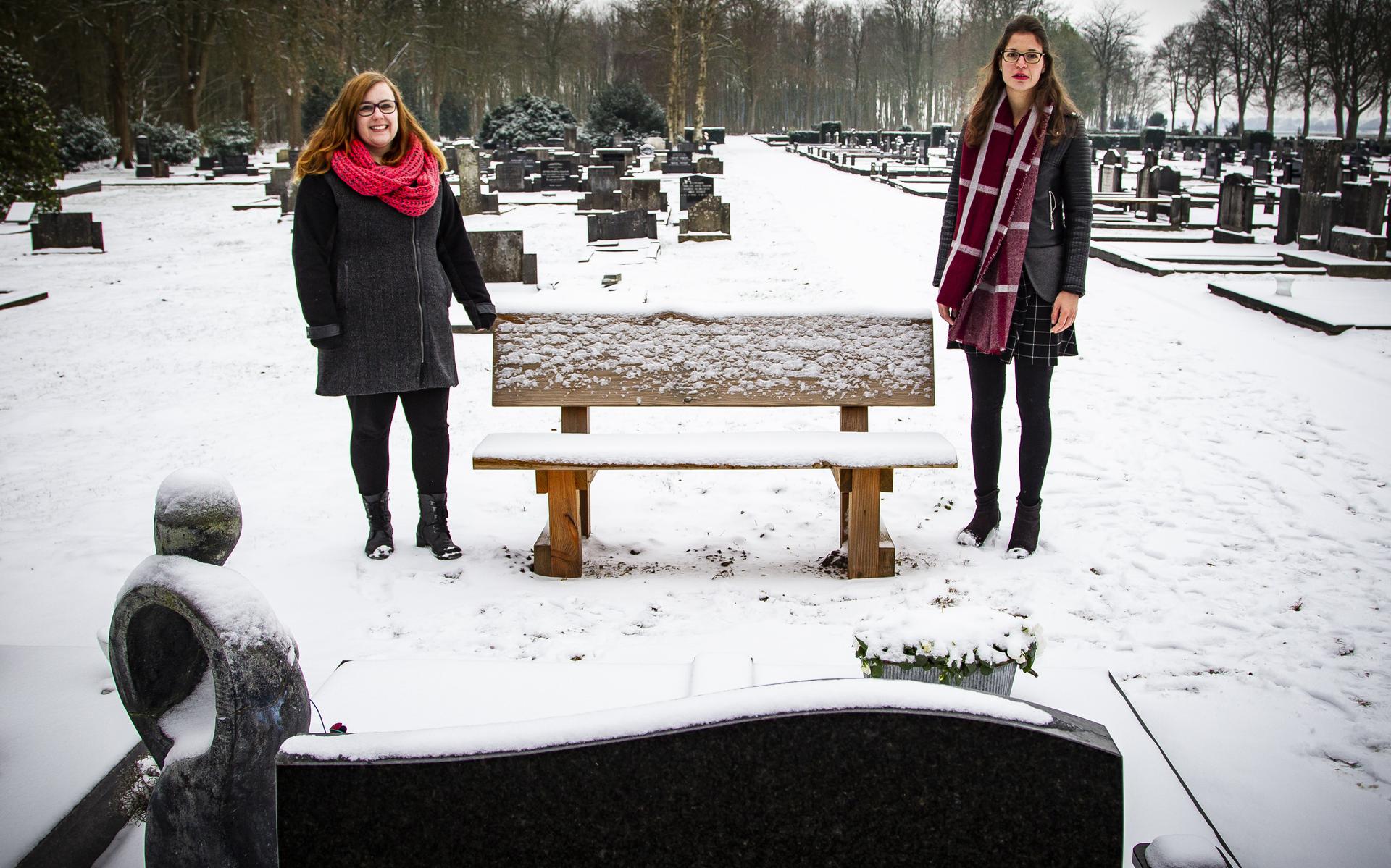 Initiatiefnemers Jessica Klok (links) en Carla Scheepstra verzamelen handtekekeningen voor behoud van het bankje van Lucas Meijer op de begraafplaats in Stadskanaal-Noord. Foto: Huisman Media
