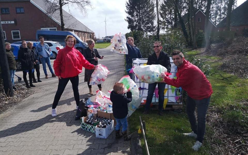 Thomashuis Tweede Exloërmond overstelpt met tientallen statiegeldflessen voor aanschaf Funtrain