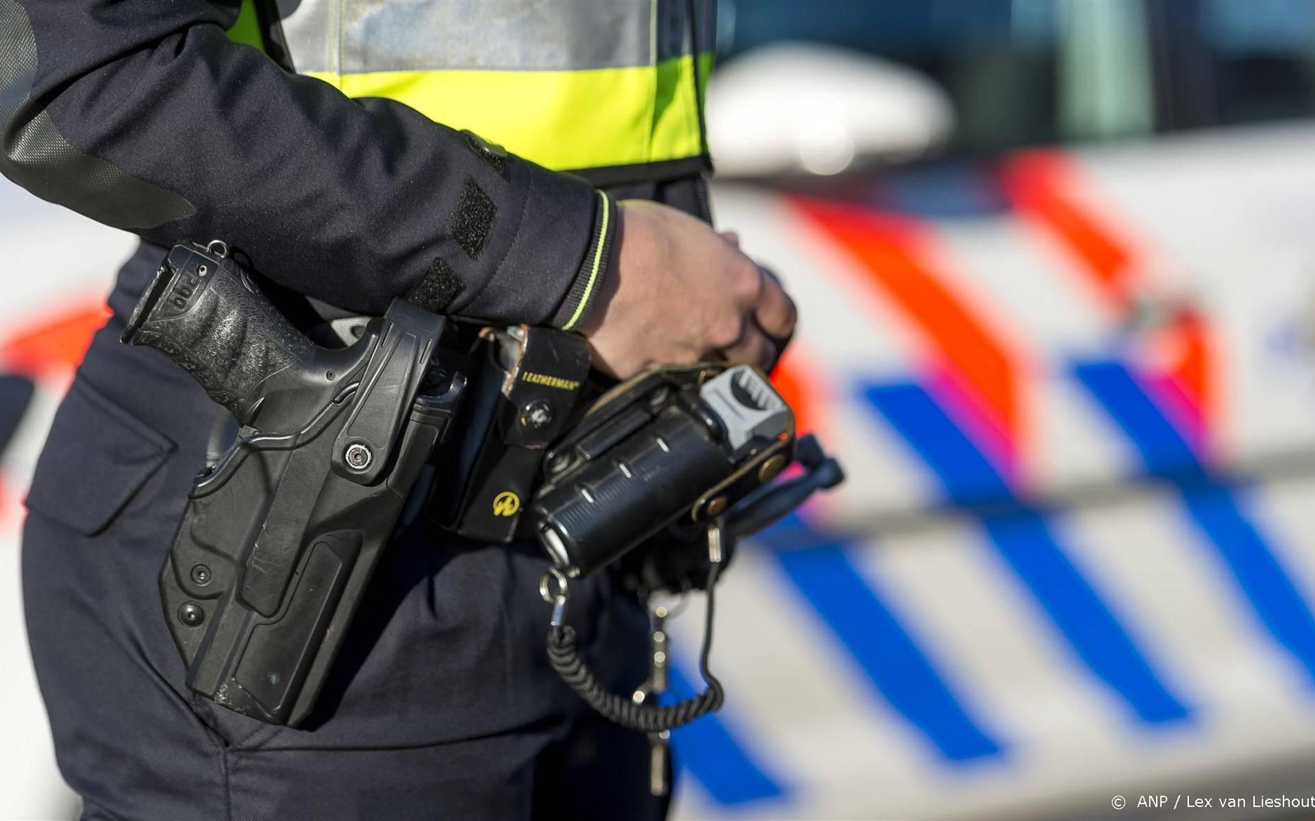 Politie vindt meerdere wapens en drugs in woning Zwartemeer. Man (34) aangehouden