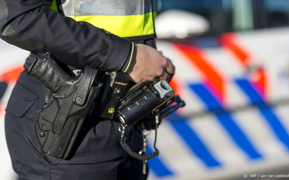 In een woning aan De Blokken in Zwartemeer zijn maandagmiddag meerdere wapens en verdovende middelen aangetroffen. 