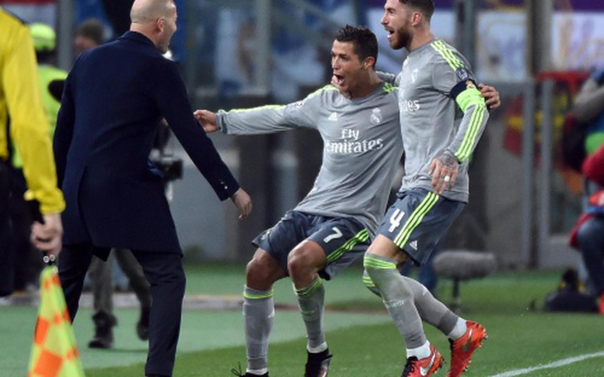 Zidane geniet van Ronaldo