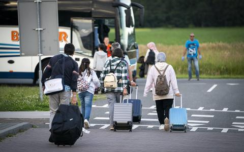 Asielzoekers worden met bussen vanuit het volle Ter Apel naar crisisnoodopvang gebracht, soms voordat ze zijn geregistreerd en geïdentificeerd door de vreemdelingenpolitie.