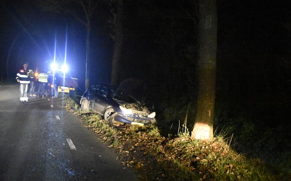 Beschonken automobilist uit Roden gewond bij botsing met tractor bij Zevenhuizen.
