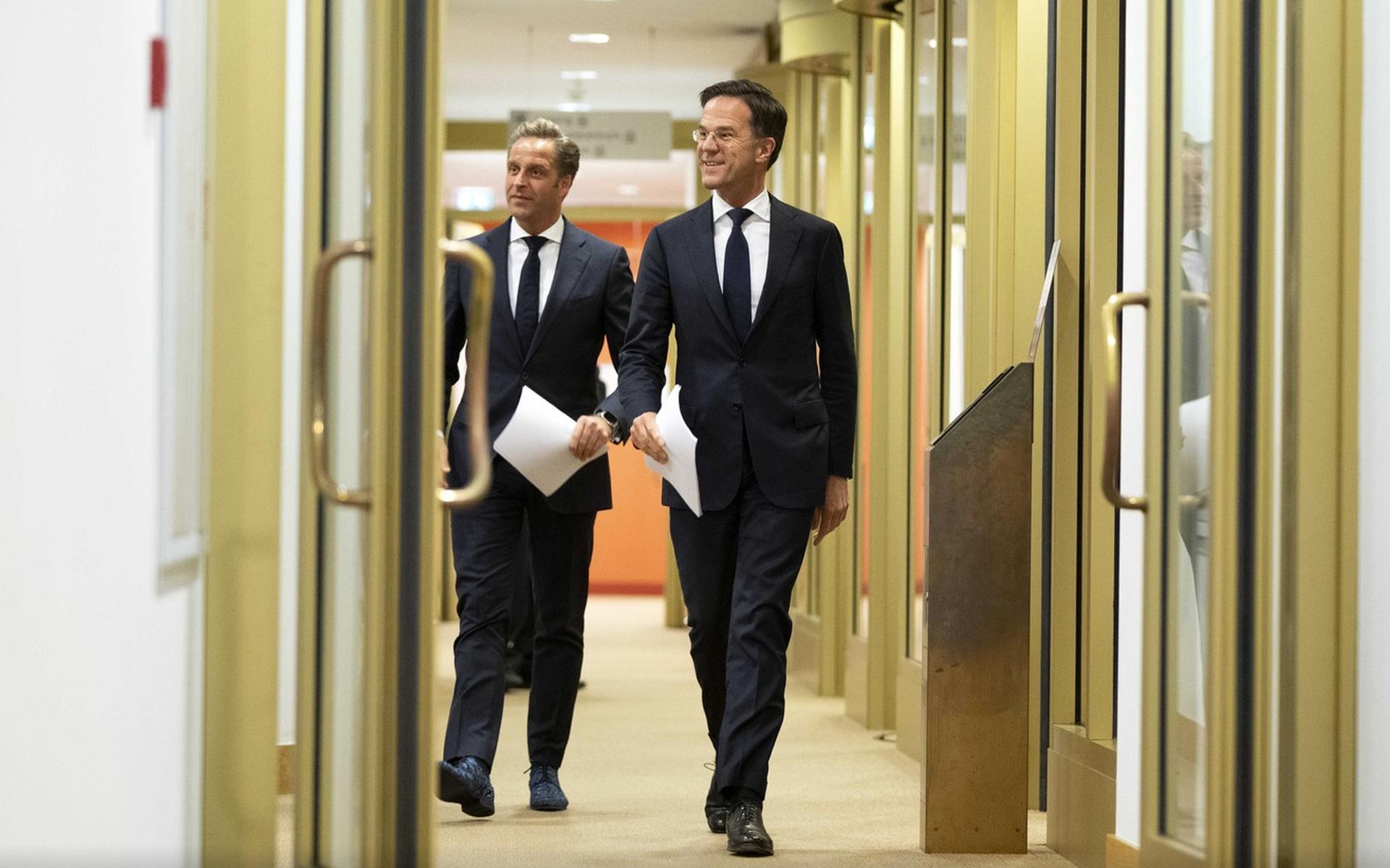 Premier Mark Rutte en minister Hugo de Jonge op weg naar de persconferentie.