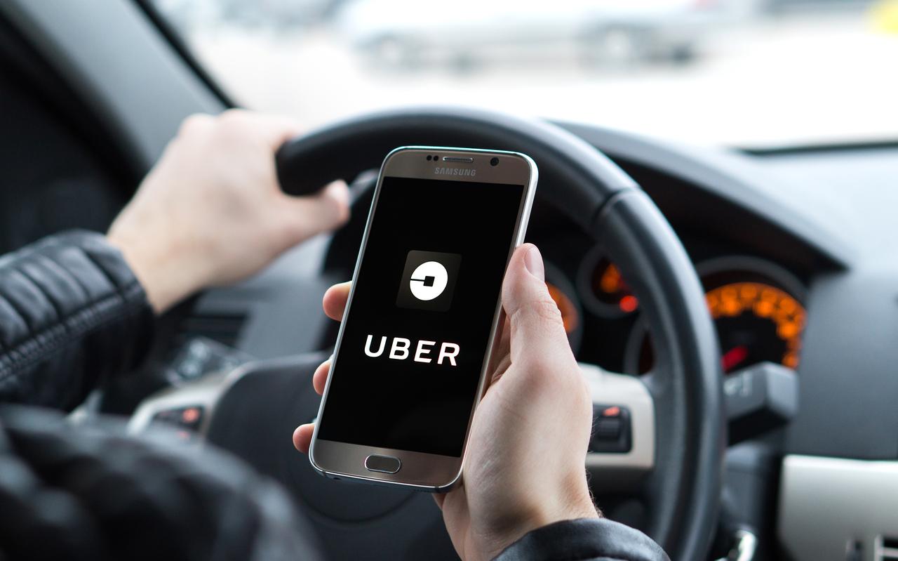 Chauffeurs van bestaande taxibedrijven bedreigen en jagen op collega’s van concurrent Über. Chauffeurs van bestaande taxibedrijven bedreigen en jagen op collega’s van concurrent Über.