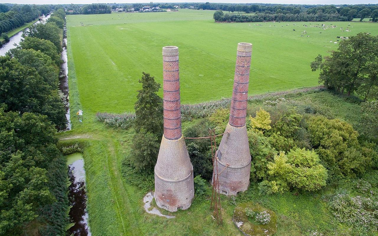 De twee in 1925 gebouwde kalkovens langs de Rijksweg tussen Dieverbrug en Geeuwenbrug worden al jaren niet meer gebruikt. De twee in 1925 gebouwde kalkovens langs de Rijksweg tussen Dieverbrug en Geeuwenbrug worden al jaren niet meer gebruikt.