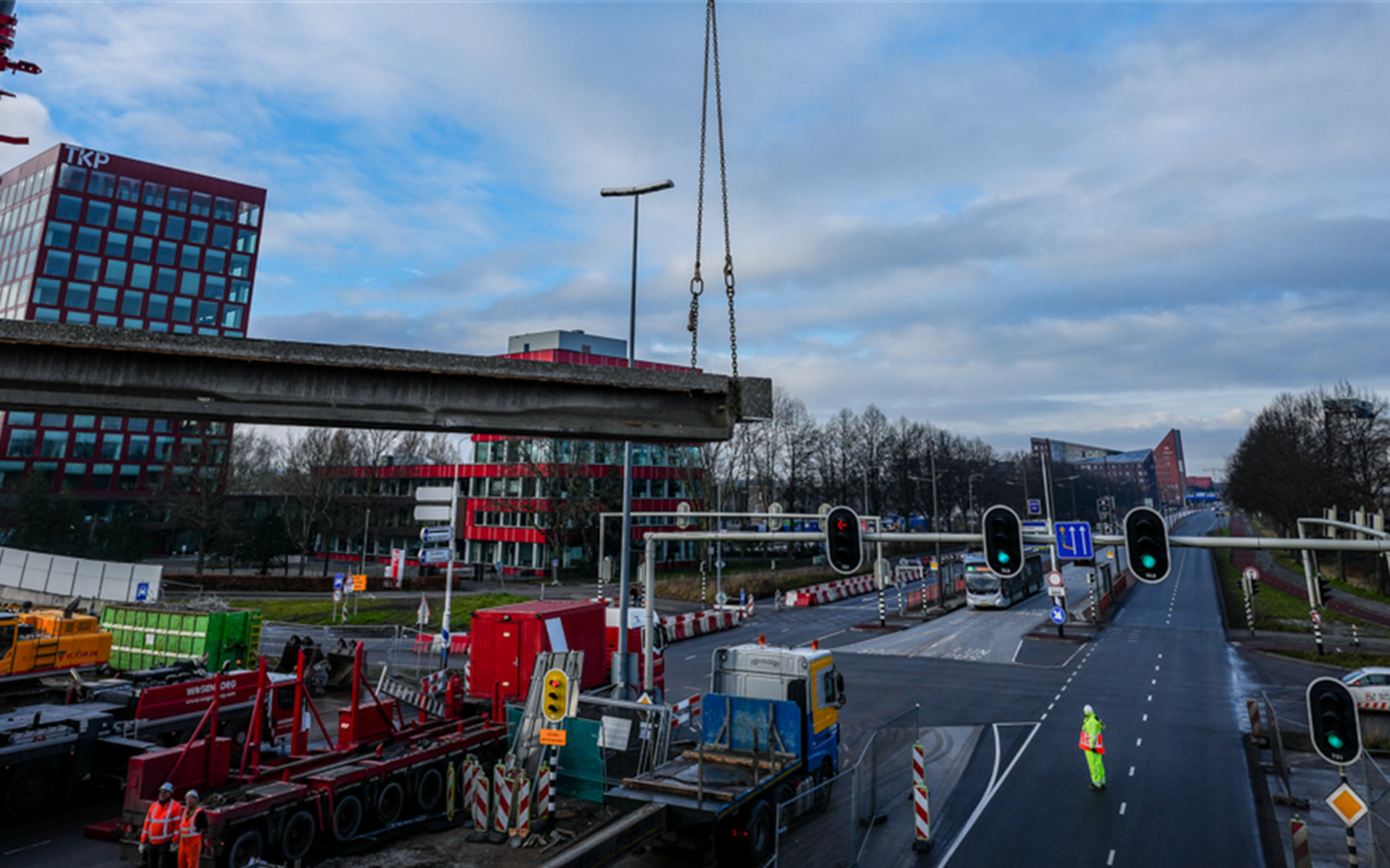 Liggers viaduct Europaweg in Groningen verplaatst.