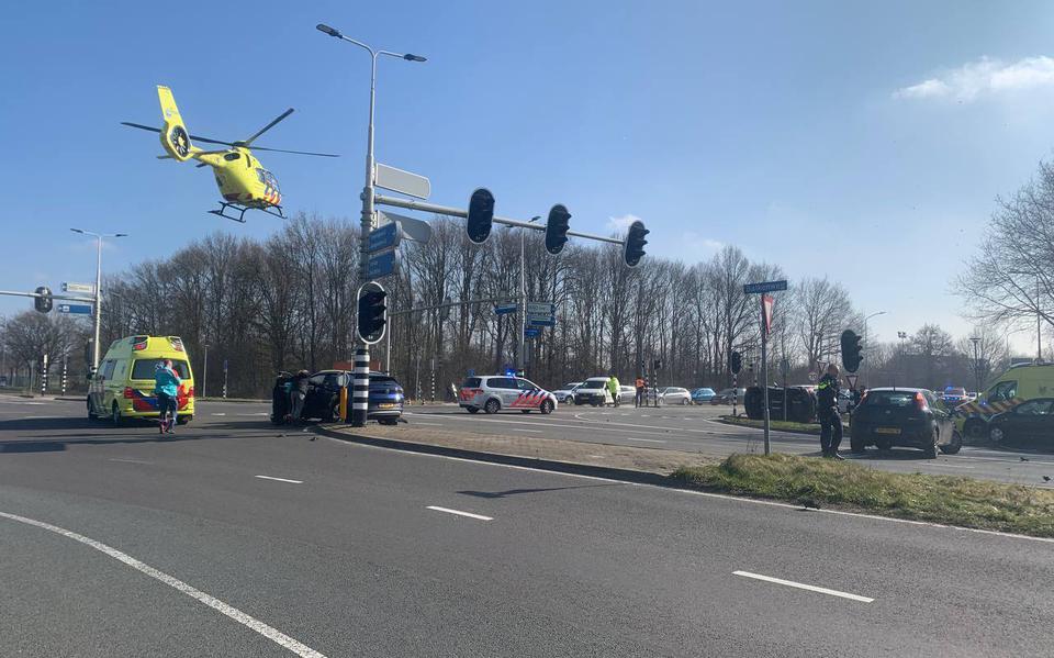 Zeker drie gewonden bij botsing tussen twee autos op drukke kruising in Assen. Deel Balkenweg en Europaweg-West tijdelijk afges