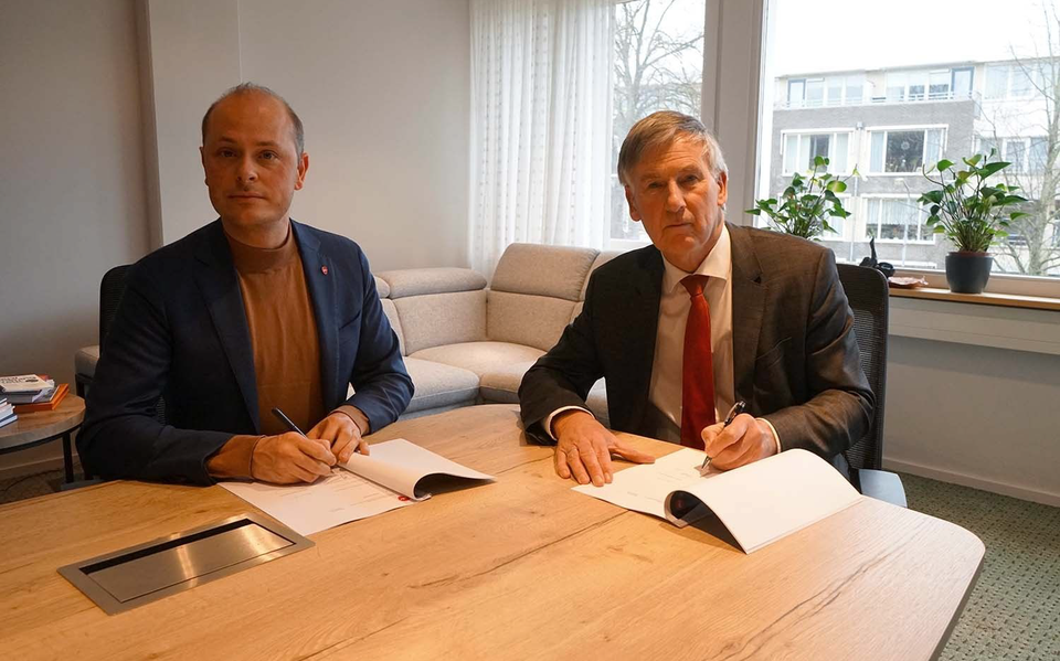 Marc Janssen van Meld Misdaad Anoniem en burgemeester Cees Bijl ondertekenen de overeenkomst.