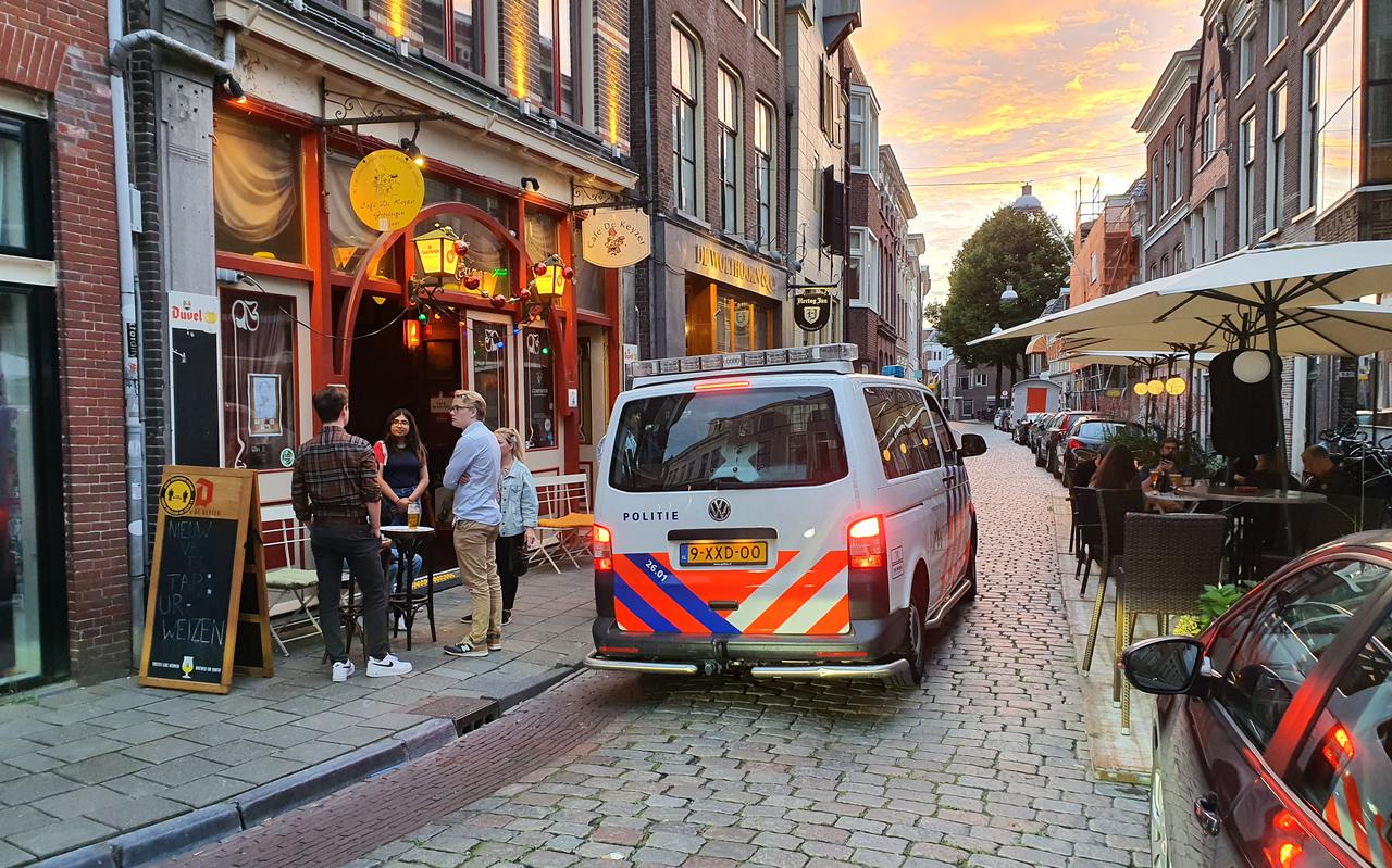 De politie in de Turftorenstraat in Groningen na de vechtpartijen.
