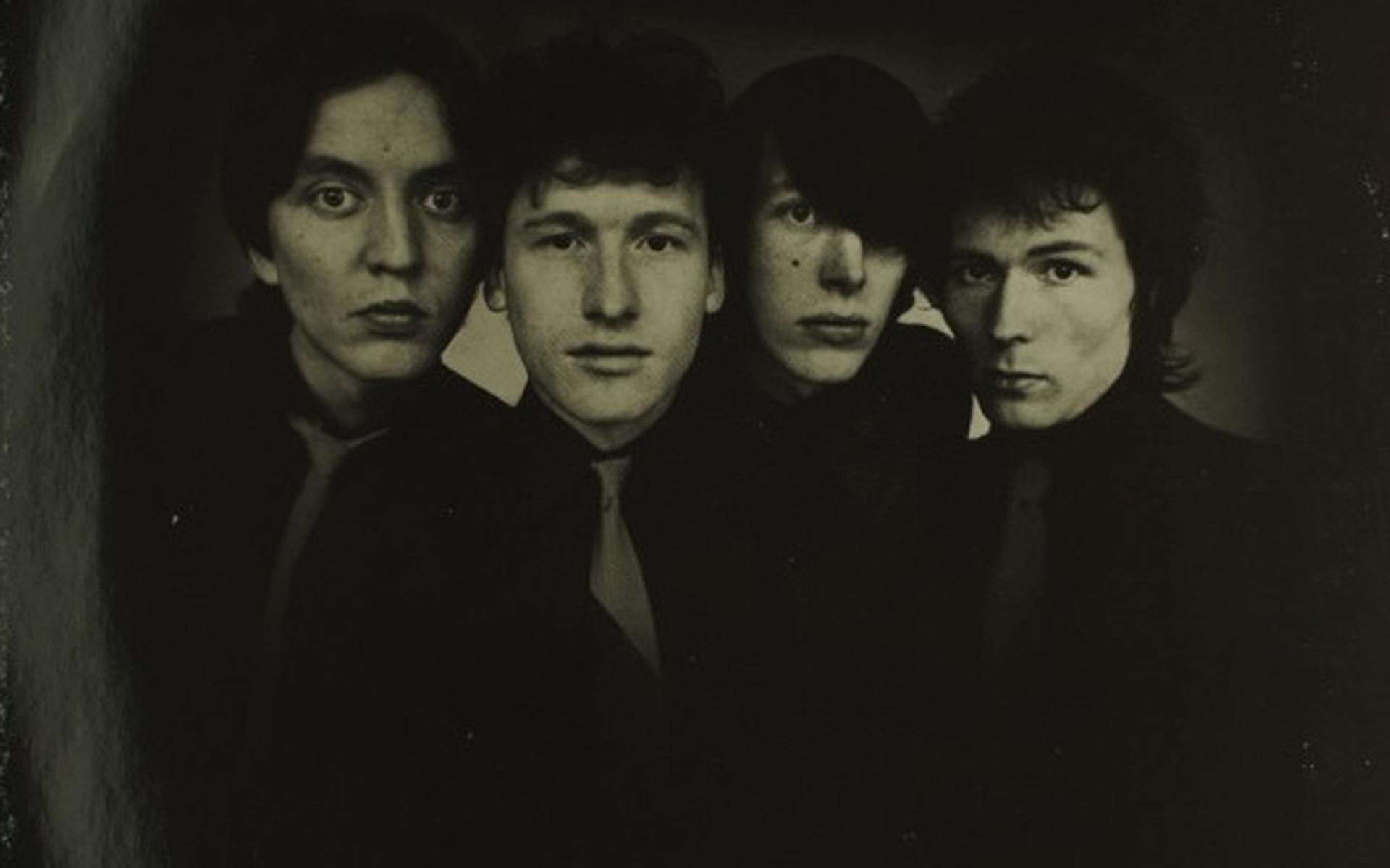 Jack Eekhof (links) op de hoes van de titelloze 12" Streetbeats uit 1979. Naast hem drummer Hansje van Mourik, Jan Rot en gitarist Aad de Clercq. De hoesfoto is gemaakt door Anton Corbijn.