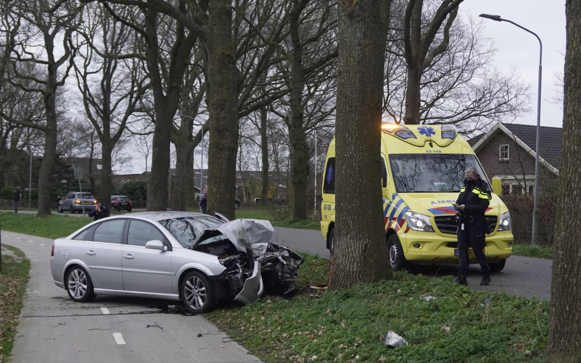 Auto Botst Tegen Boom In Nieuw Roden Gewonde Naar Het Ziekenhuis 