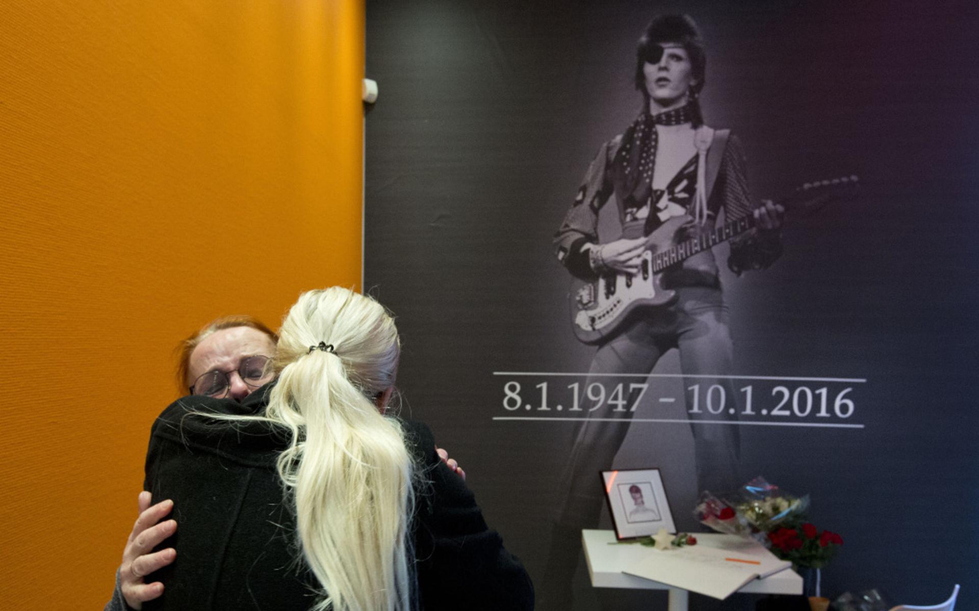 Een vrouw huilt bij het condoleanceregister voor Bowie. Foto: AP / Peter Dejong