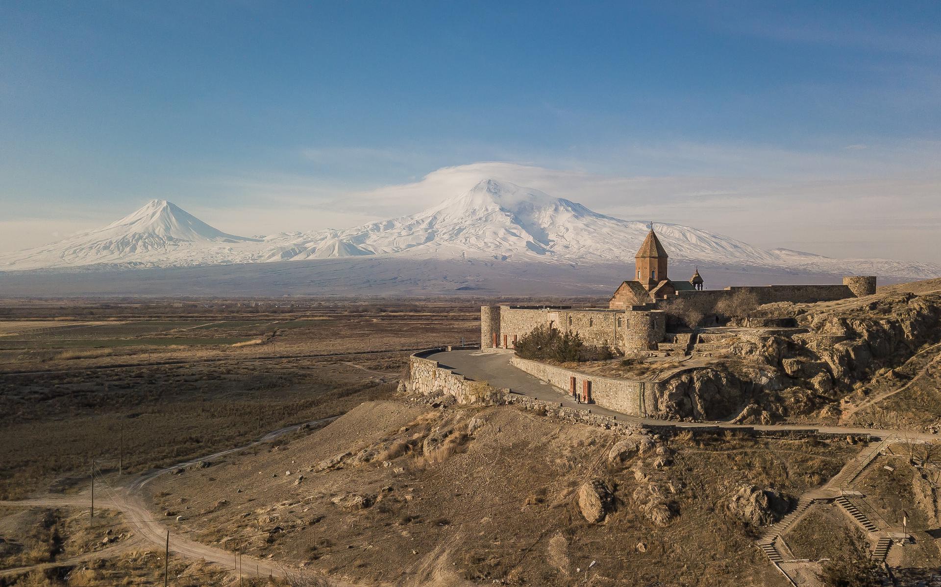 De tweekoppige Ararat met op de voorgrond Khor Virap, 2020.