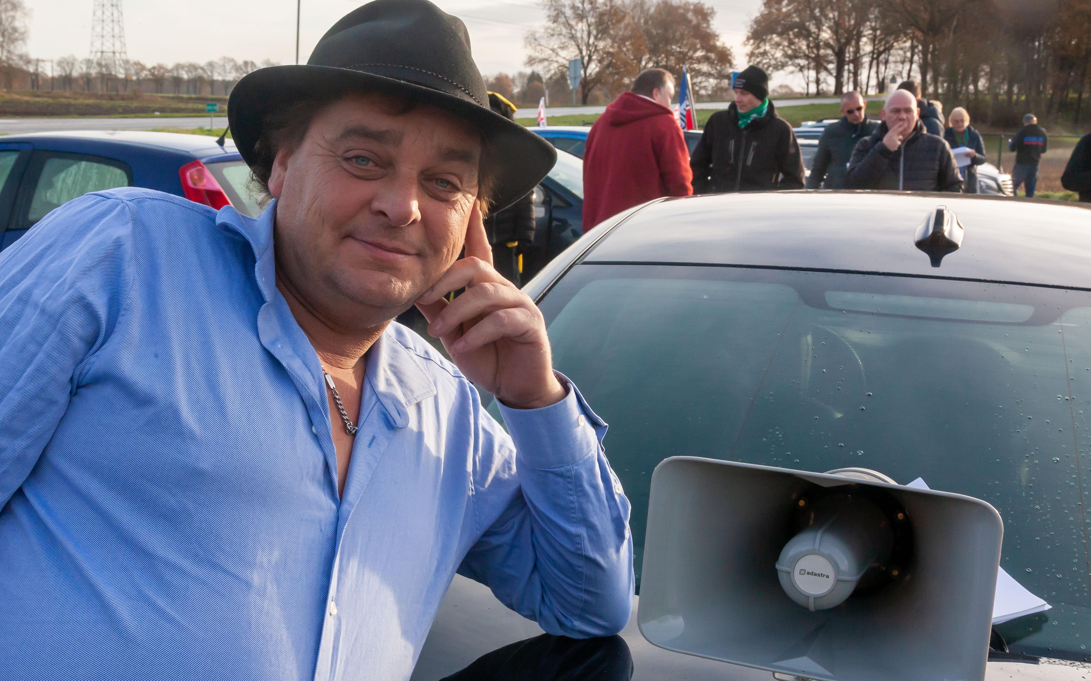 Gehaat en geliefd: dit is actievoerder Jan Huzen uit Nieuw-Weerdinge. Hij vaart wel bij onvrede en b