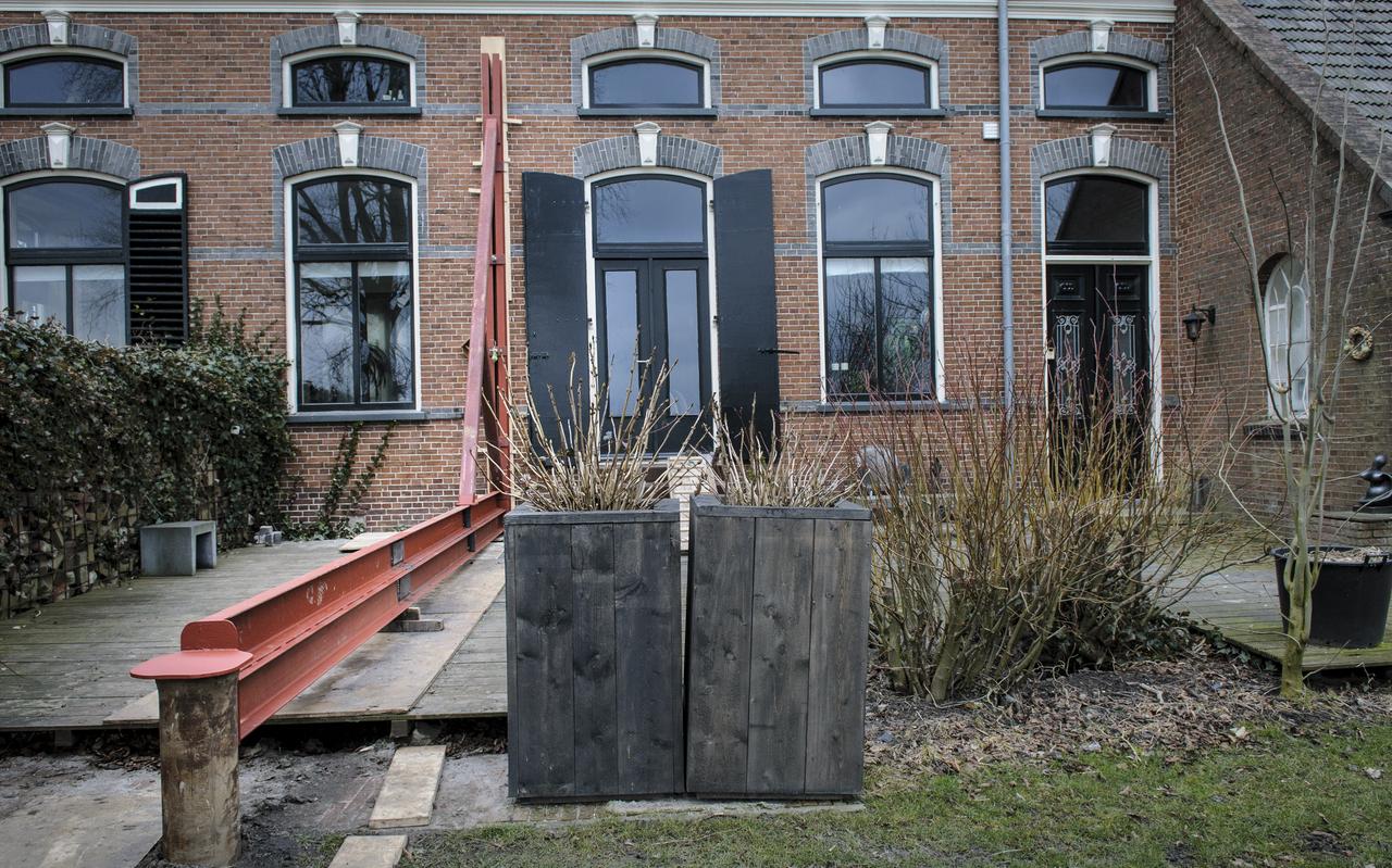 Een boerderij is na gasbevingen gestut. Foto: Archief DvhN/Geert Job Sevink Een boerderij is na gasbevingen gestut. Foto: Archief DvhN/Geert Job Sevink