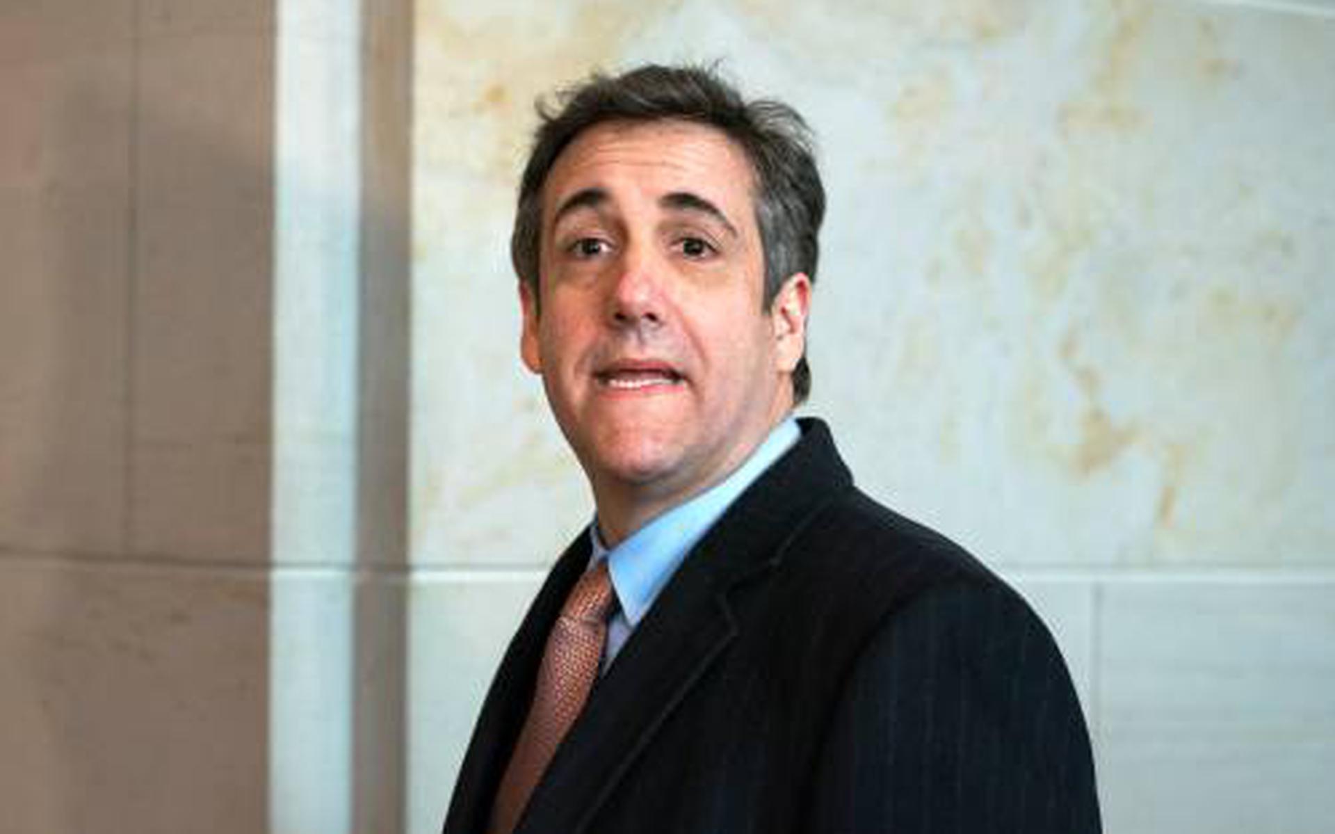 Cohen haalt op weg naar cel uit naar Trump