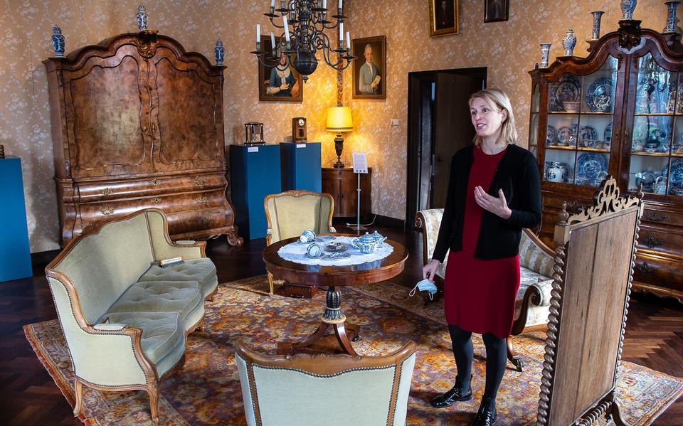 Directeur Mara Bosboom in Havezate Mensinge in een van de historische kamers. Bij zo'n mooi historisch pand loopt de gasrekening in deze tijd torenhoog op.