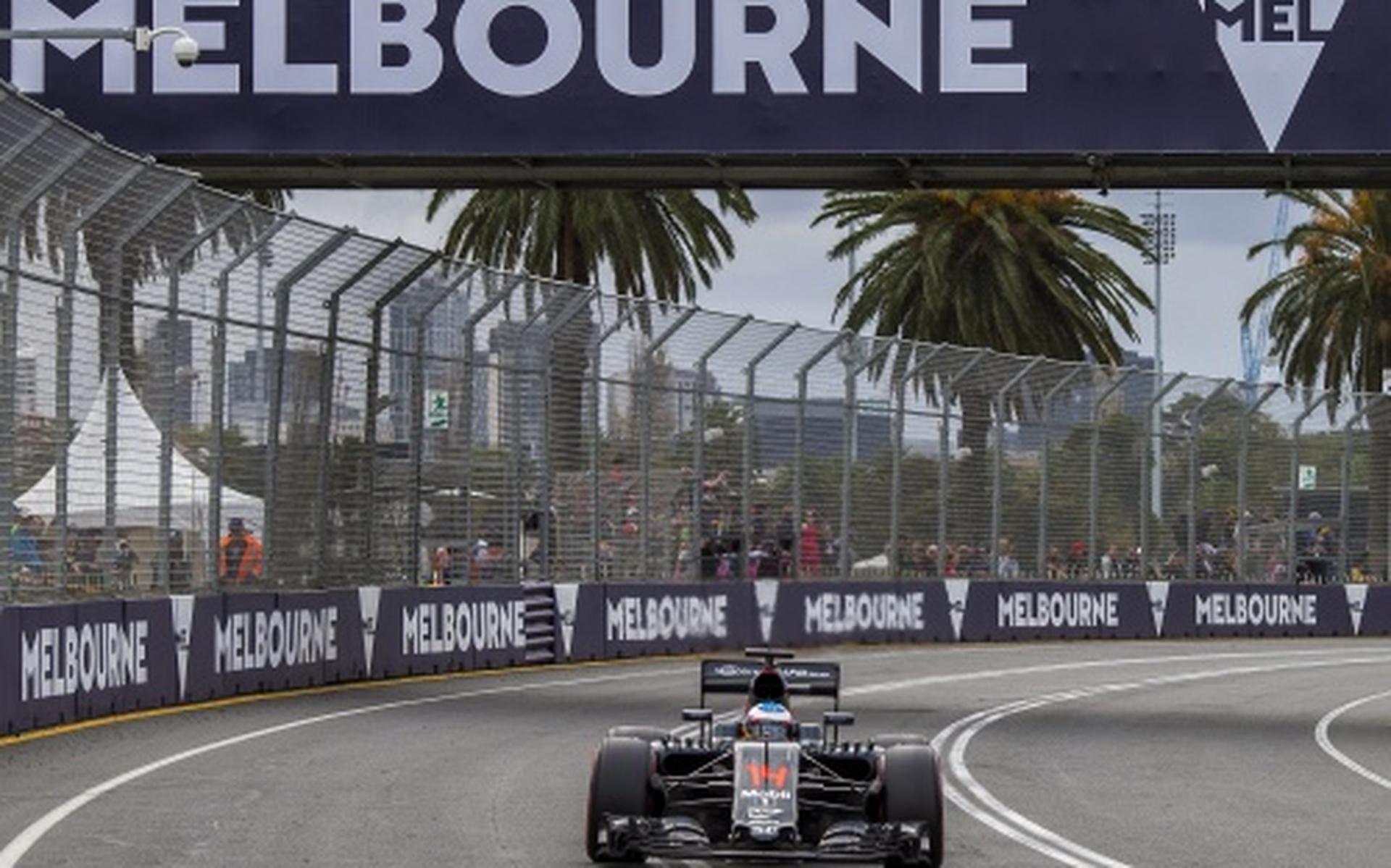 Alonso ongedeerd na zware crash