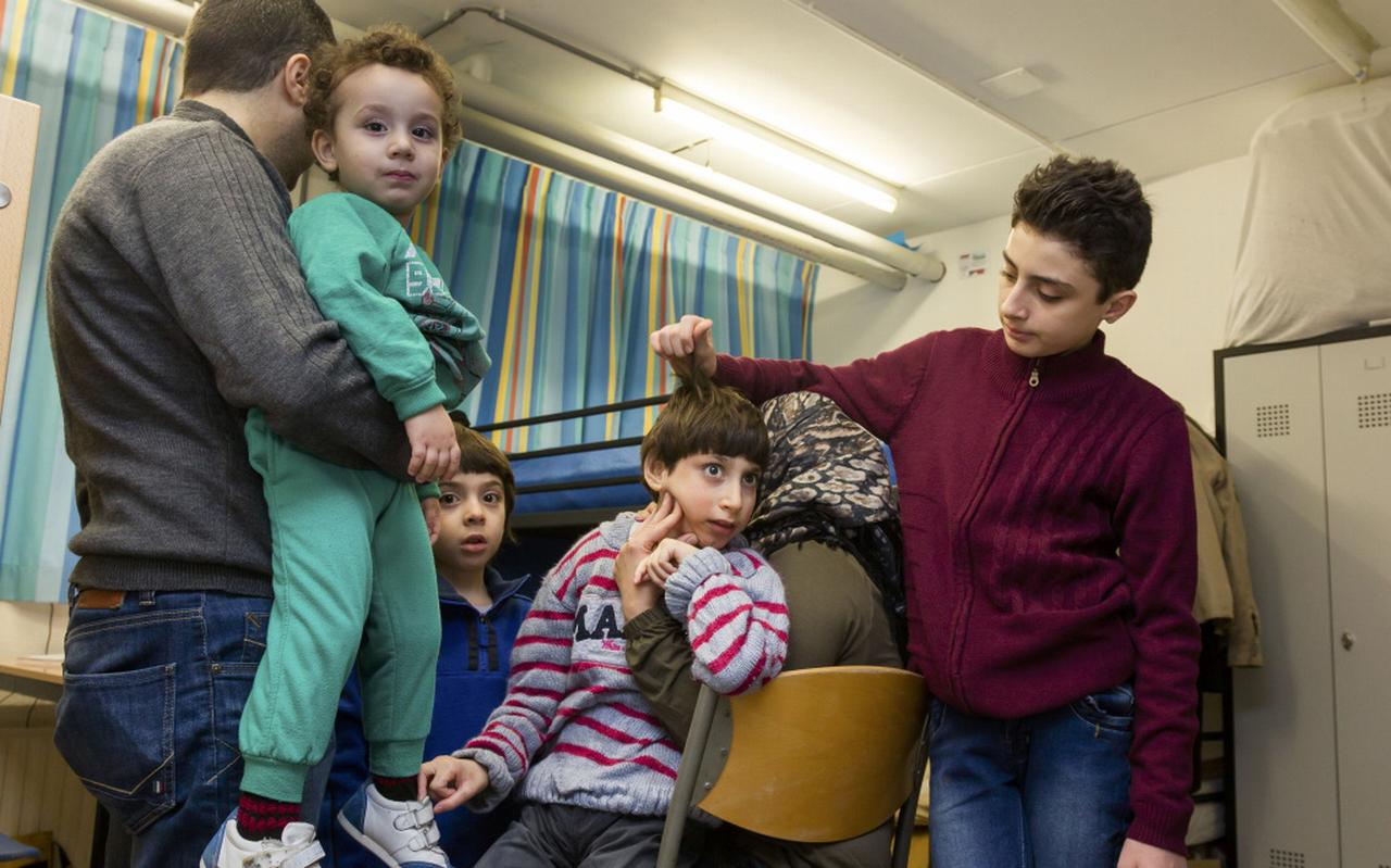 Vader en moeder Haki met hun vier zonen Yahya (2), Youssef (7), Yamen (12) en Moumin (11) in hun kamer in De Grittenborgh. Foto Gerrit Boer Vader en moeder Haki met hun vier zonen Yahya (2), Youssef (7), Yamen (12) en Moumin (11) in hun kamer in De Grittenborgh. Foto Gerrit Boer