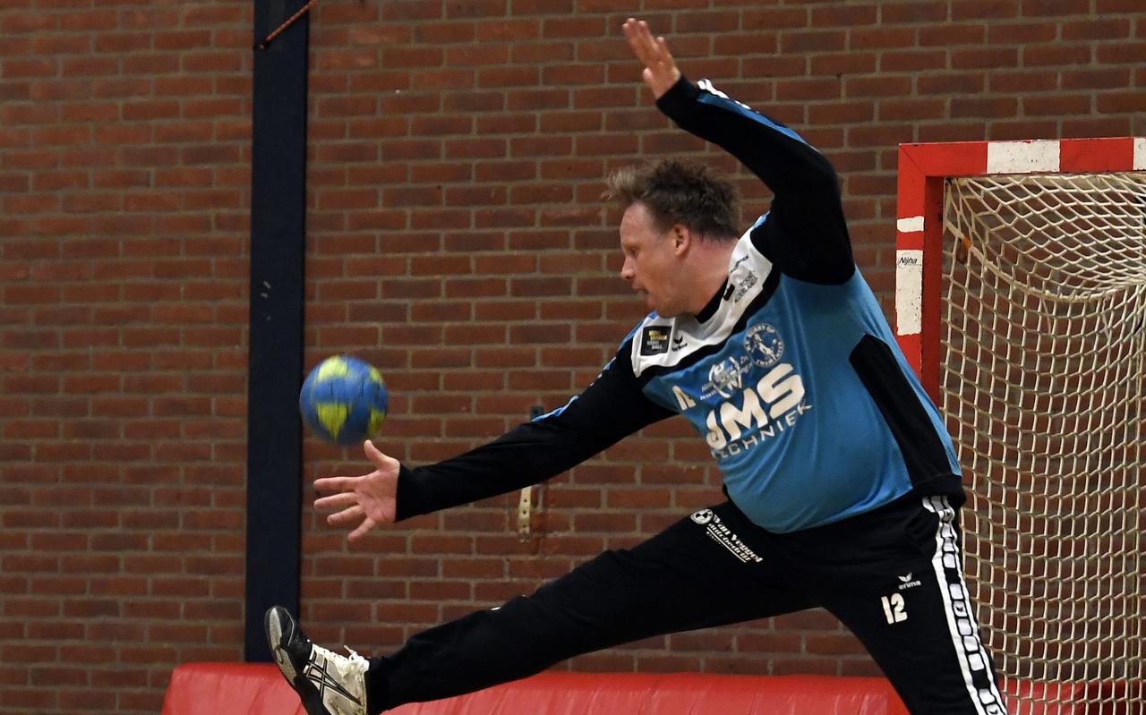 Manuel Kremer in zijn laatste wedstrijd als keeper tijdens het duel Hurry Up - Aalsmeer. Manuel Kremer in zijn laatste wedstrijd als keeper tijdens het duel Hurry Up - Aalsmeer.