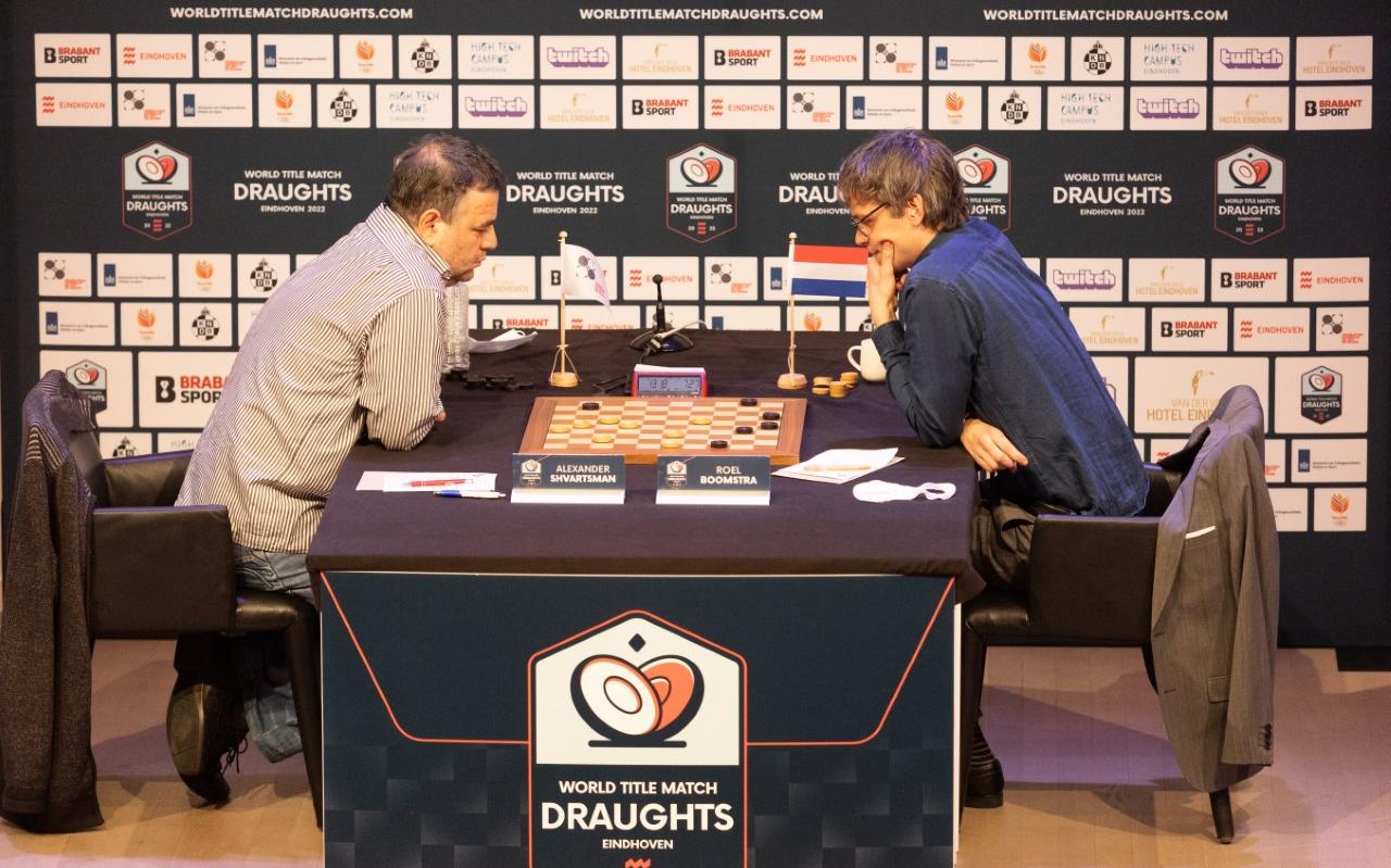 In een enerverende tiebreak behaalde uitdager Roel Boomstra in een flitsende superbliz-partij zijn eerste zege in zijn match met titelverdediger Alexander Schwarzman. De Groninger zet daarmee een belangrijke stap op weg naar zijn derde wereldtitel. In een enerverende tiebreak behaalde uitdager Roel Boomstra in een flitsende superbliz-partij zijn eerste zege in zijn match met titelverdediger Alexander Schwarzman. De Groninger zet daarmee een belangrijke stap op weg naar zijn derde wereldtitel.