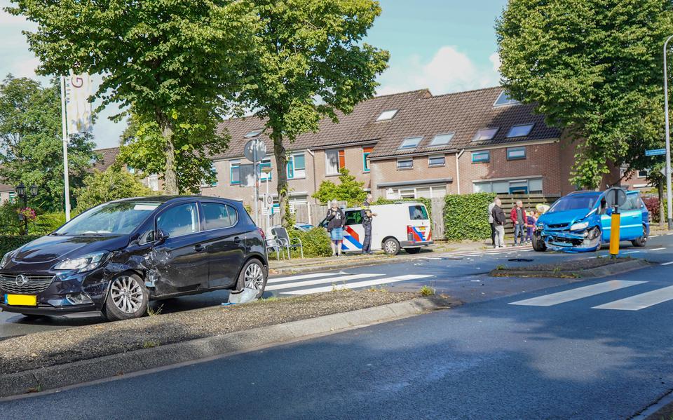 Veel schade bij botsing op de Zuiderweg in Groningen. Automobiliste raakt gewond, rijbaan deels afgesloten.