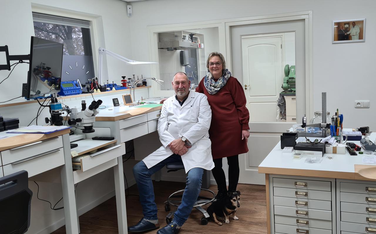 Albert (60) en Dien (60) Koopman gaan zich volledig toeleggen op hun horloge-reparatie- atelier Allwatch in Nieuw-Amsterdam.