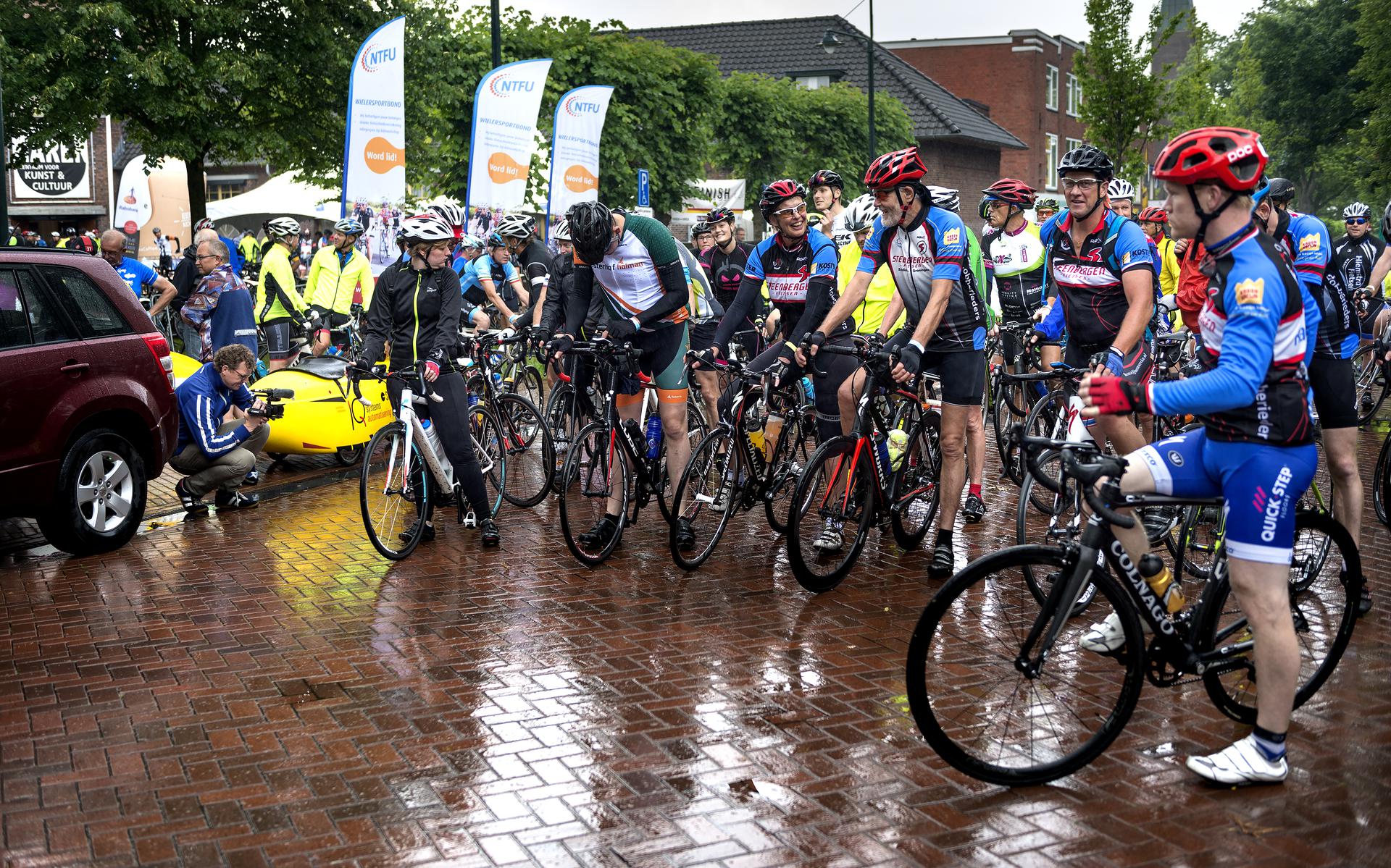 De fietsers staan in de regen klaar voor de start van Haren-Haren in 2017. 