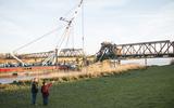 De Friesenbrücke toen deze net door een schip geramd werd. Foto archief DvhN