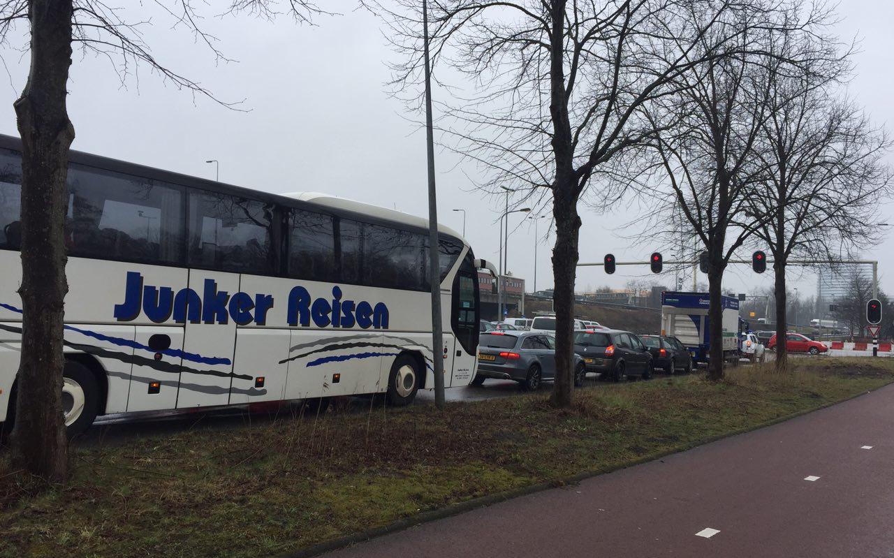 Bussen komen vanuit Duitsland naar de Bloemetjesmarkt.