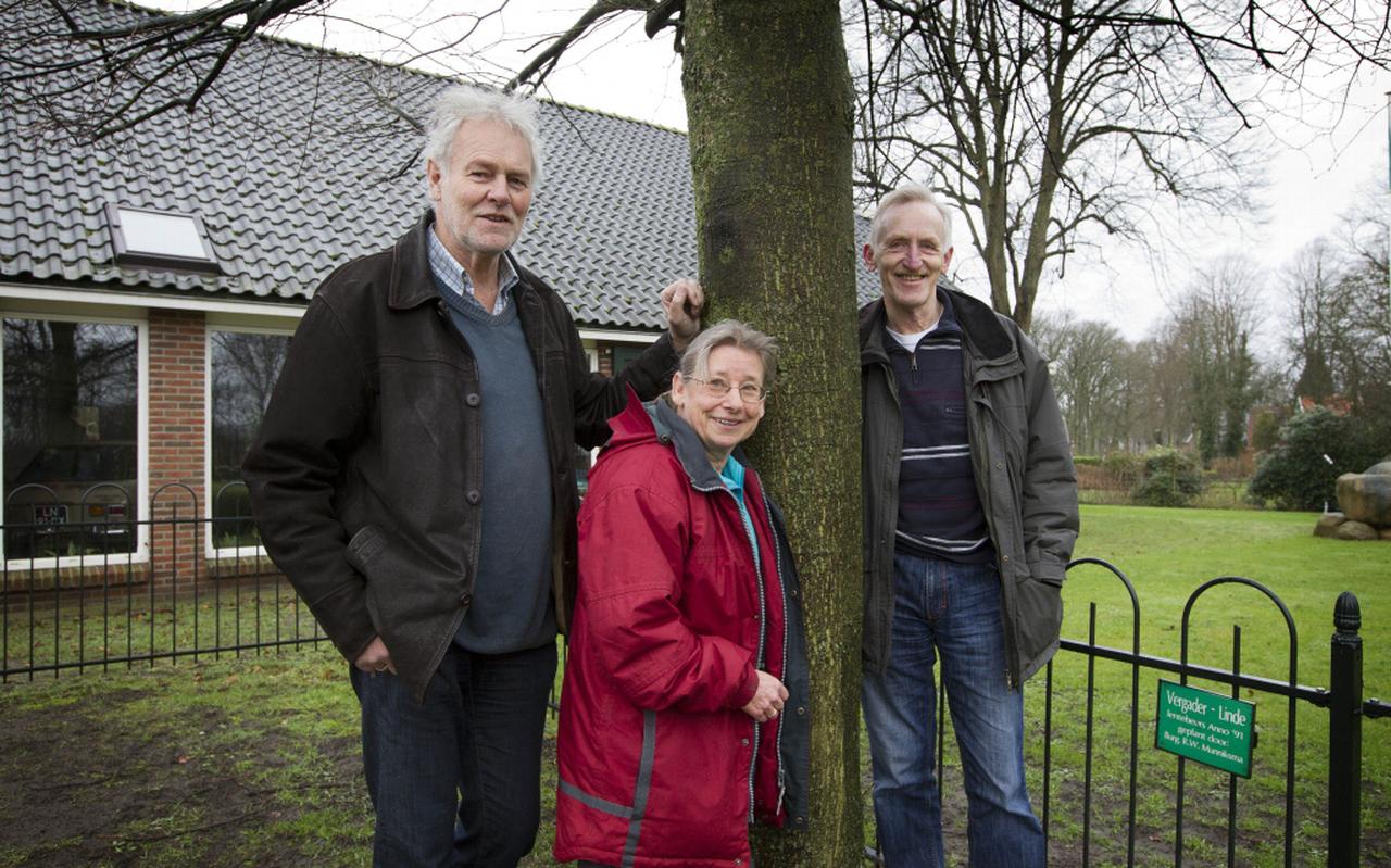 Piet Kaan, Marianne Mulders en Henk Veenhof (vlnr) rond de in 1991 geplante nieuwe ' vergaderlinde' bij de showroom van garage Stadman. Ongeveer op die plek heeft eeuwenlang een linde gestaan waar de boerenvergaderingen werden gehouden. Foto: Harry Tielman Piet Kaan, Marianne Mulders en Henk Veenhof (vlnr) rond de in 1991 geplante nieuwe ' vergaderlinde' bij de showroom van garage Stadman. Ongeveer op die plek heeft eeuwenlang een linde gestaan waar de boerenvergaderingen werden gehouden. Foto: Harry Tielman