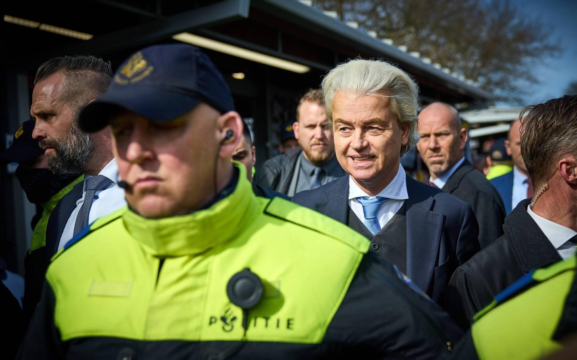 Geert Wilders tussen beveiligiers.