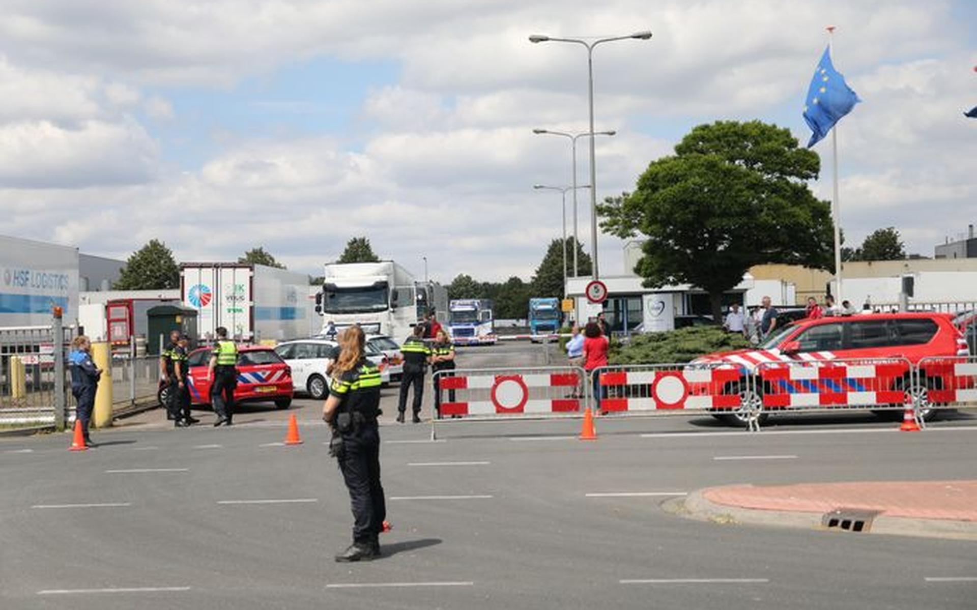 De politie heeft de entree van slachterij Vion in Apeldoorn afgegrendeld.