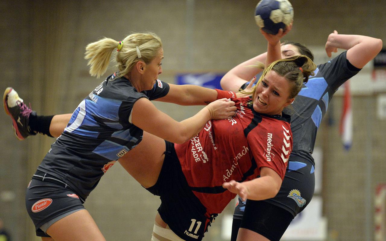 Priscilla ter Elst (midden) in actie voor DOS. FOTO BOUDEWIJN BENTING Priscilla ter Elst (midden) in actie voor DOS. FOTO BOUDEWIJN BENTING