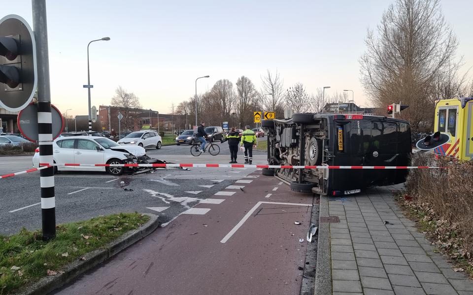 Busje gekanteld door aanrijding met auto op Peizerbaan in Groningen.