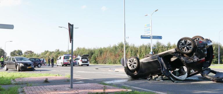 Ruzie in eindigt in ongeluk; auto op de kop in de sloot bij Laag Zuthem. Ruzie in eindigt in ongeluk; auto op de kop in de sloot bij Laag Zuthem.
