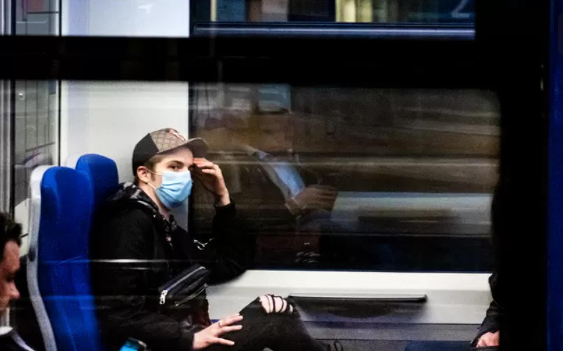 Mensen met mondkapjes op in de trein. Vanaf 1 juni is het verplicht om een mondkapje te dragen als je het openbaar vervoer wilt gebruiken. Wie dat niet doet, riskeert een boete van 95 euro. 