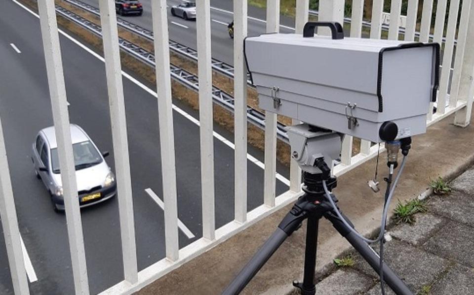 De monocam, waarmee de politie gevaarlijk telefoongebruik achter het stuur wil verminderen en de veiligheid op de weg wil vergroten.