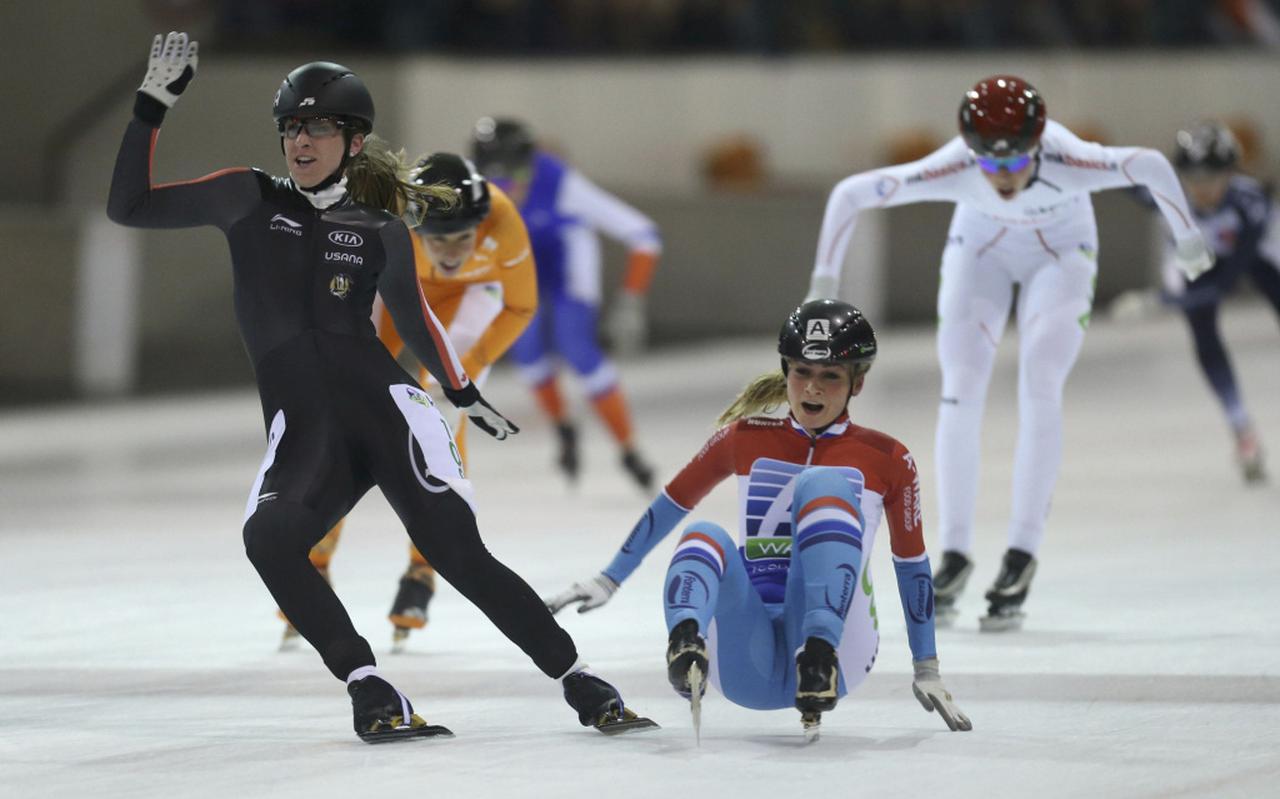 De eindsprint bij de laatste schaatsmarathon in Assen, met links Ivanie Blondin naast de uiteindelijke winnares Irene Schouten. FOTO NEEKE SMIT De eindsprint bij de laatste schaatsmarathon in Assen, met links Ivanie Blondin naast de uiteindelijke winnares Irene Schouten. FOTO NEEKE SMIT