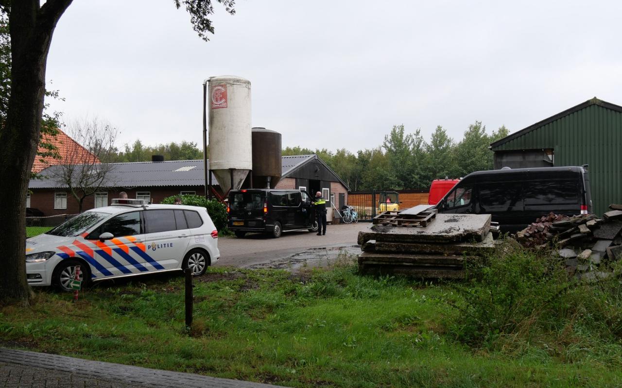 Een foto van de inval die de politie deed in Hollandscheveld, afgelopen donderdag. Foto: Persbureau Meter. Een foto van de inval die de politie deed in Hollandscheveld, afgelopen donderdag. Foto: Persbureau Meter.