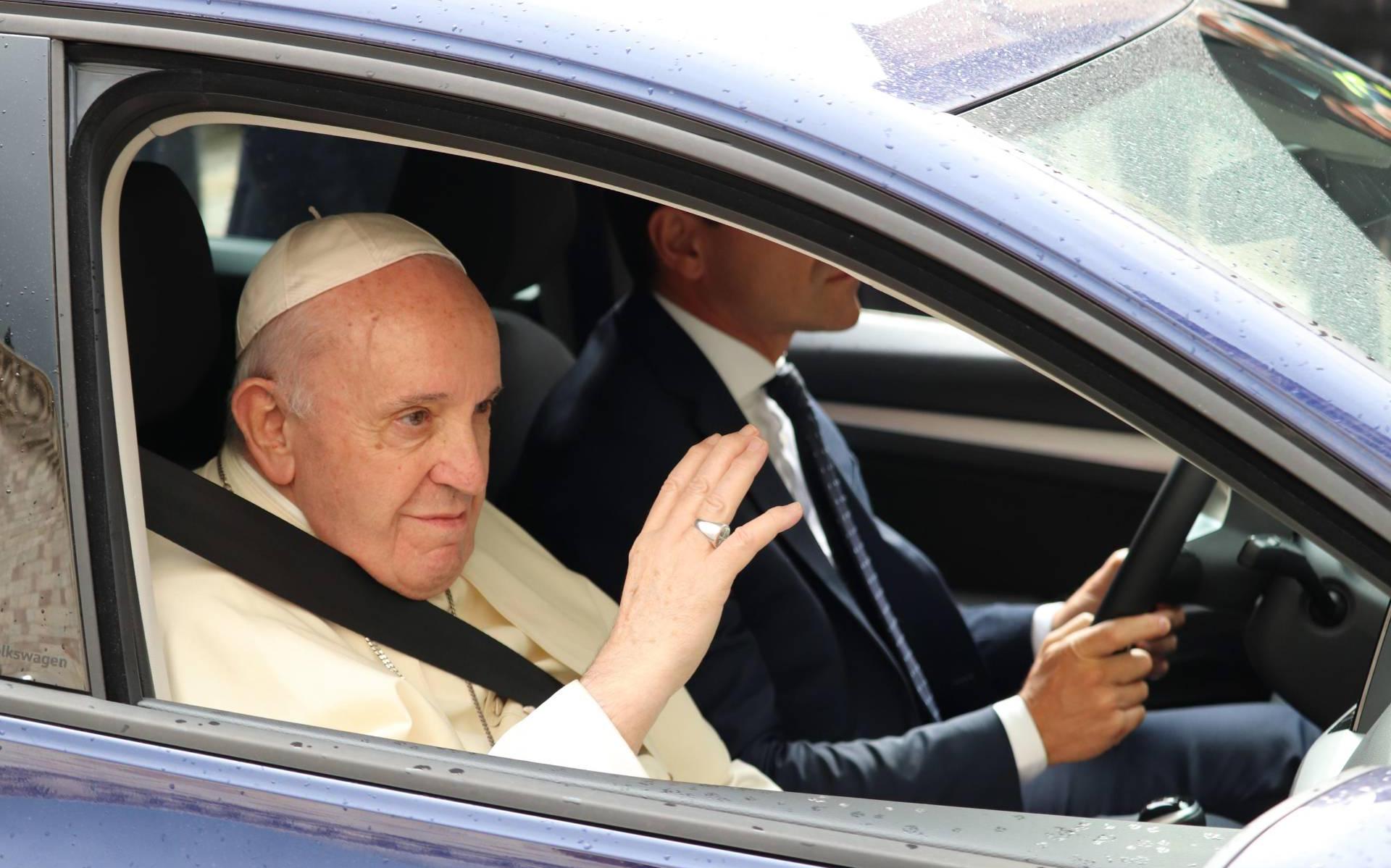 Paus Franciscus sinds lange tijd weer op reis